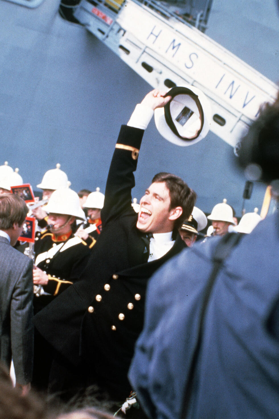 Le prince Andrew de Grande-Bretagne lors de son retour de la guerre des Malouines à bord du porte-avions HMS Invincible de la Royal Navy, le 17 septembre 1982.