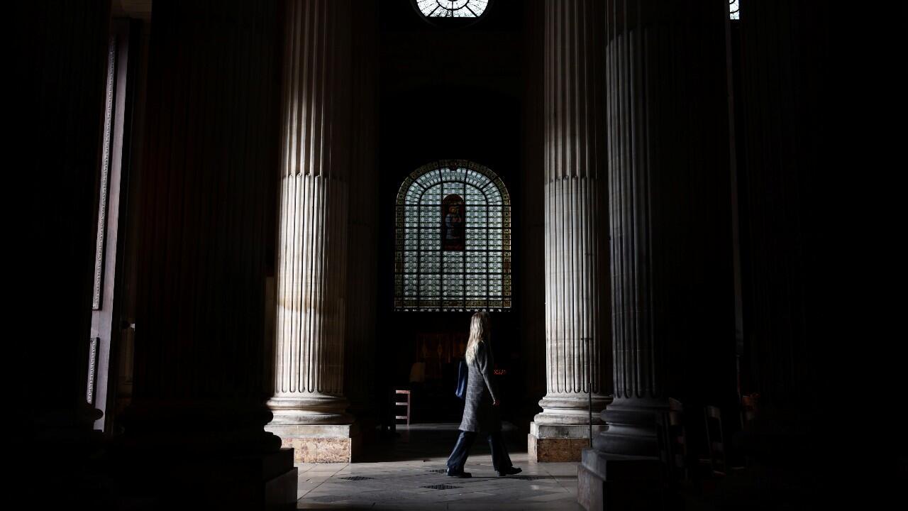 Una mujer entra en la iglesia de Saint-Sulpice en París, Francia, el 4 de octubre de 2021.