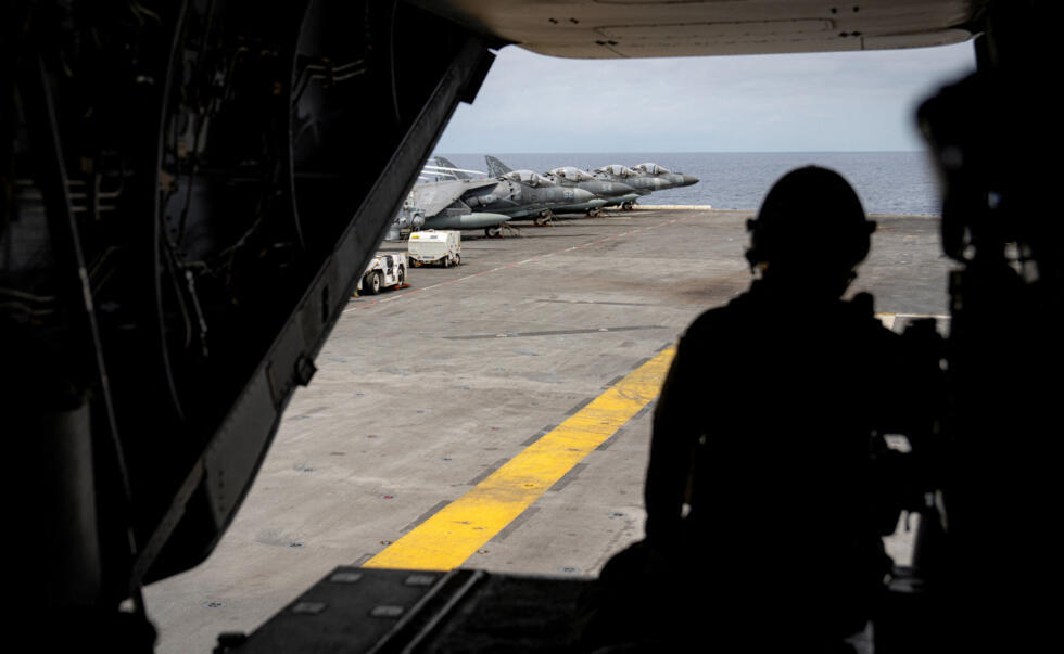 Aviones de ataque AV-8B Harrier II vistos desde un avión de transporte MV-22 Osprey aterrizando a bordo del buque de asalto anfibio USS Iwo Jima de la Armada de los EE. UU. en el mar Caribe, el 8 de septiembre de 2025.