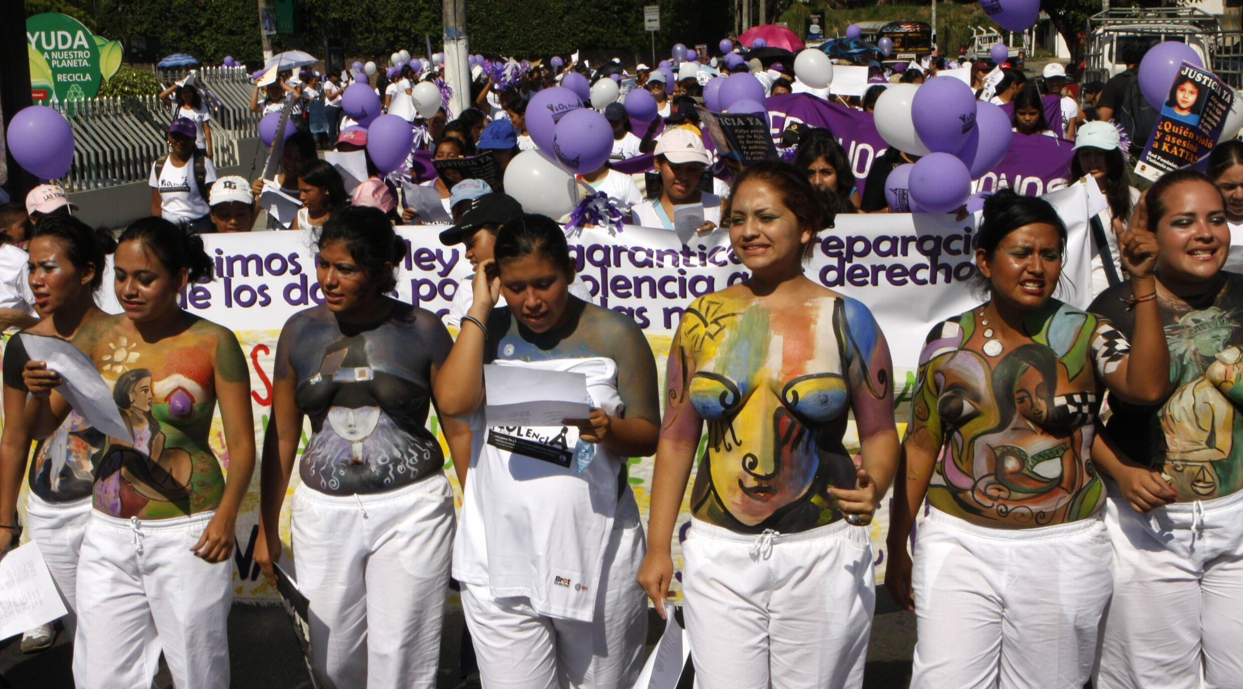 Mujeres con cuerpos pintados encabezan una marcha contra la violencia hacia las mujeres en San Salvador, en 2009.