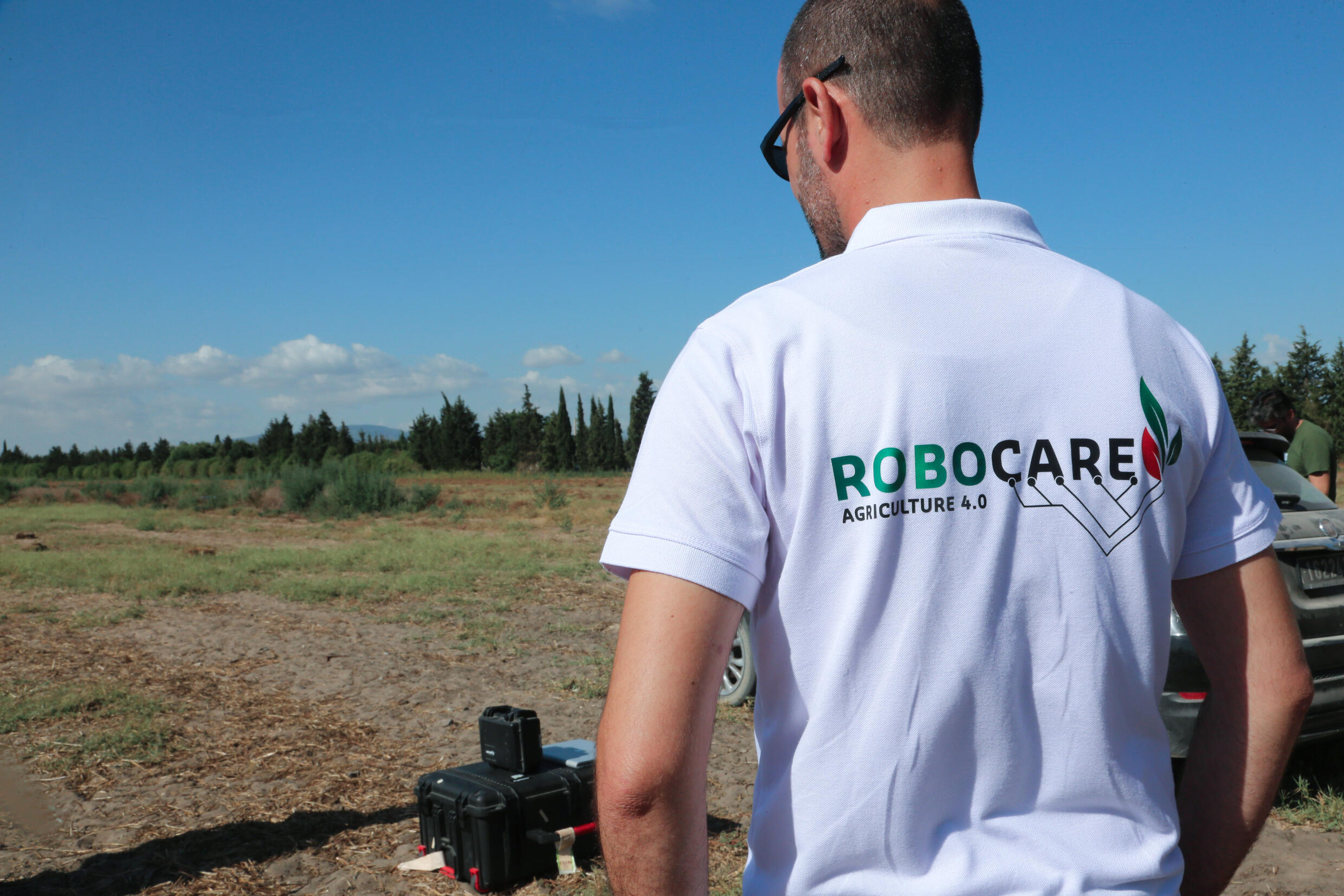 Un technicien de la startup RoboCare se prépare à faire voler un drone au-dessus d'un domaine agricole pour scanner les arbres et évaluer leur niveau d'hydratation ou la qualité du sol, le 30 août 2023 à Nabeul, au Maroc