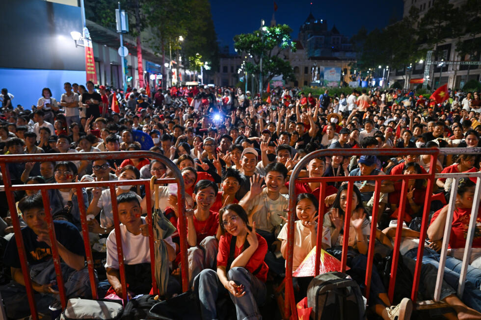 Des membres du public ont passé la nuit dans la rue afin d'obtenir une bonne place pour le défilé marquant les 50 ans de la chute de Saïgon, le 29 avril 2025, à Ho Chi Minh-Ville (Vietnam)
