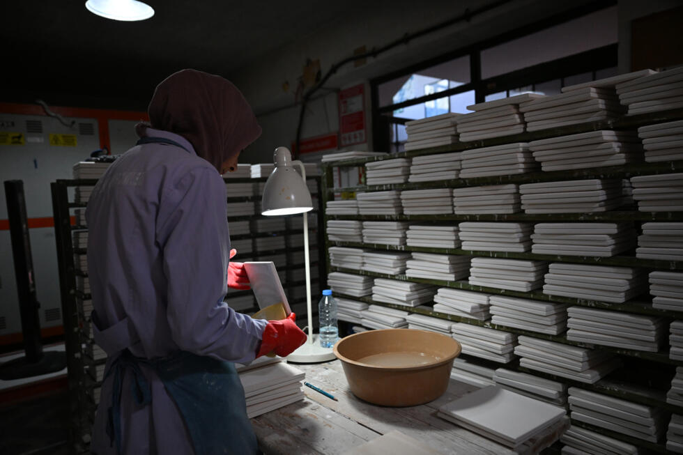 Confection de carreaux, à Iznik, en Turquie, le 31 octobre 2025