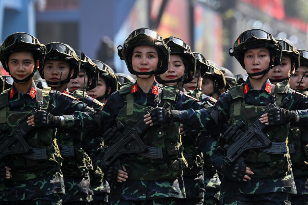 Des membres de l'armée vietnamienne à l'occasion du défilé marquant le 50e anniversaire de la chute de Saïgon, le 30 avril 2025, dans les rues de Ho Chi Minh-Ville (Vietnam)
