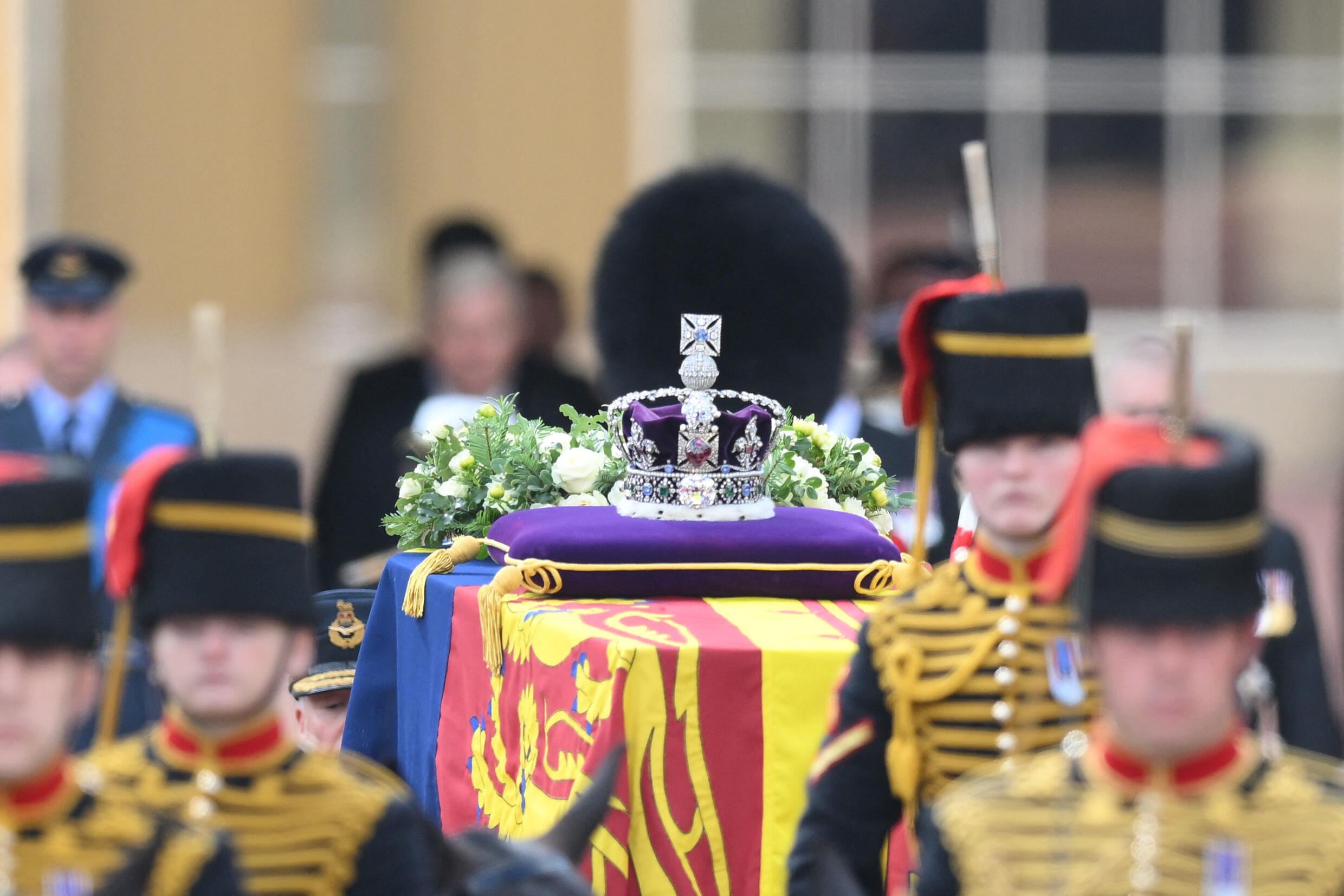 El ataúd de la reina Isabel II, con un estandarte real y la corona del Estado imperial y tirado por un carruaje de artillería a caballo real de la tropa del rey, se observa durante una procesión desde el Palacio de Buckingham hasta el Palacio de Westminster, en Londres, Reino Unido, el 14 de septiembre de 2022.