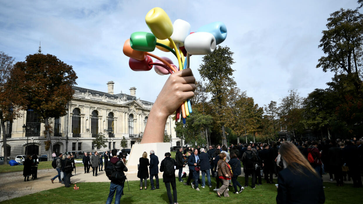 The monumental "bouquet of tulips" by Jeff Koons inaugurated in Paris