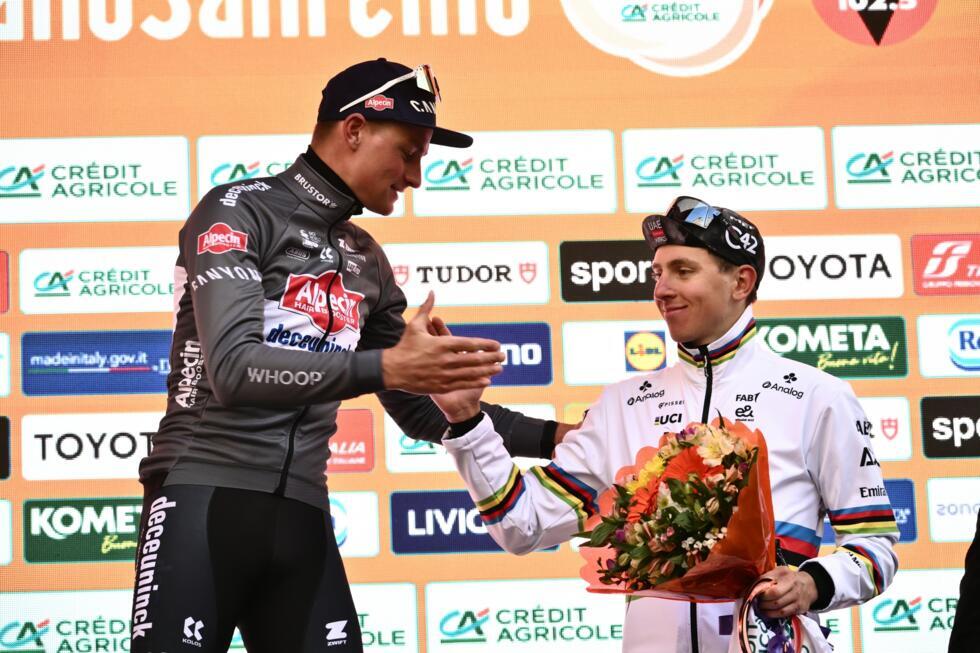 Le Slovène Tadej Pogacar (UAE) (à droite) et le Néerlandais Mathieu Van Der Poel (Alpecin-Deceuninck), vainqueur de Milan - Sanremo le 22 mars 2025.
