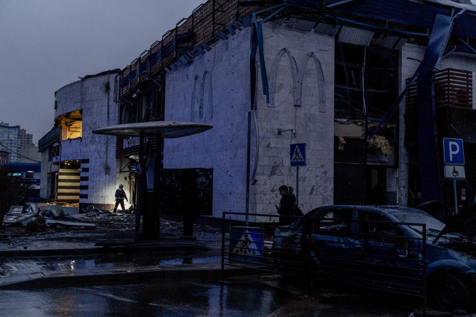 Un pompier dans les décombres d'une station de métro et d'un McDonald's après un bombardement à Kiev, le 18 janvier 2025.