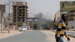 De la fumée s'élève d'un quartier de Khartoum, au Soudan, le samedi 15 avril 2023.