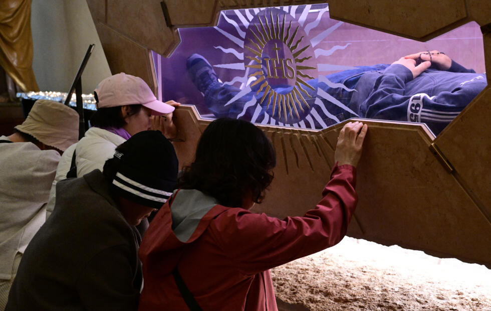 Des fidèles prient devant la tombe du bienheureux Carlo Acutis dans l'église Sainte-Marie-Majeure, le 3 avril 2025.