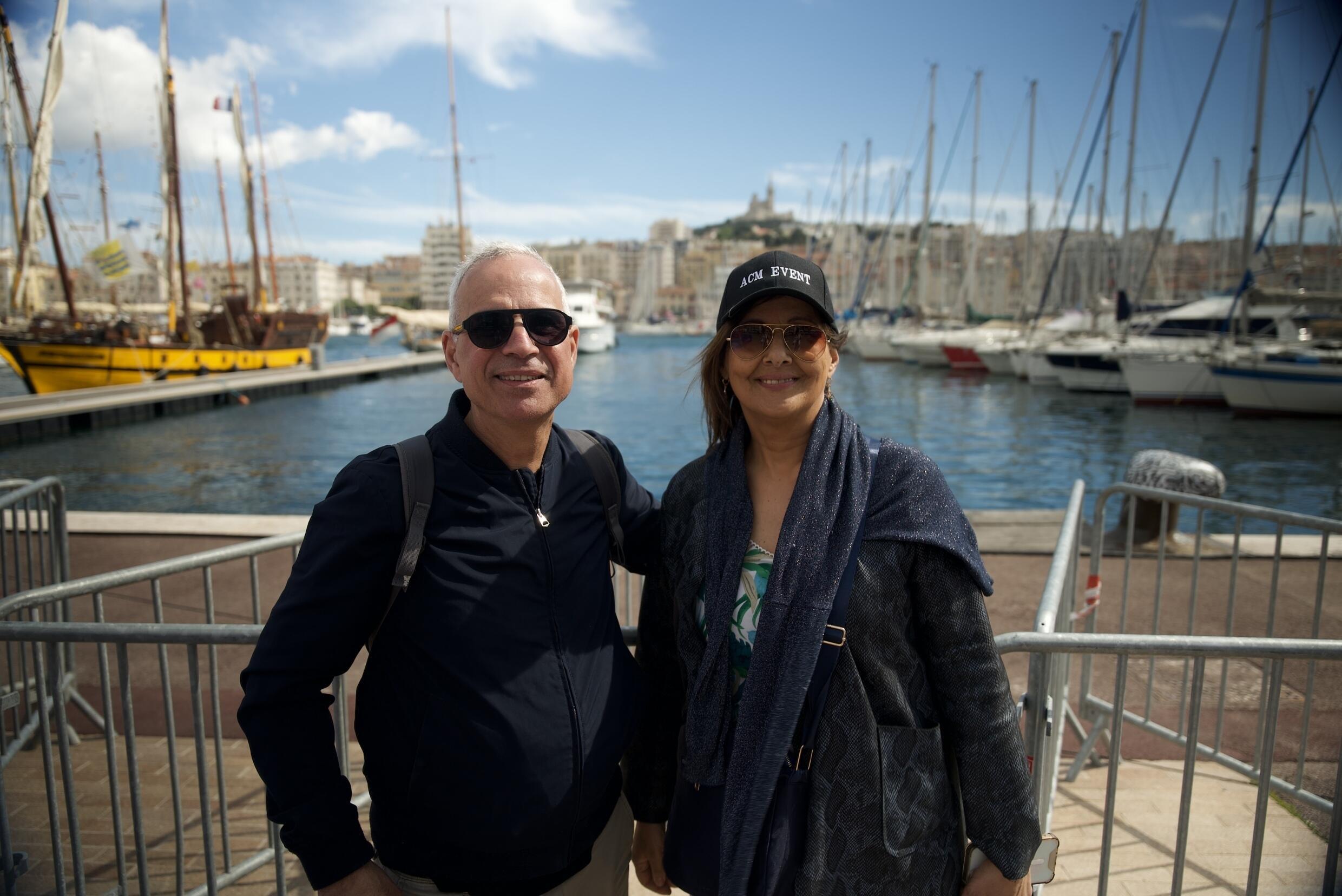 Nadia Oudjoudi et son mari savourent l'ambiance sur le Vieux-Port.