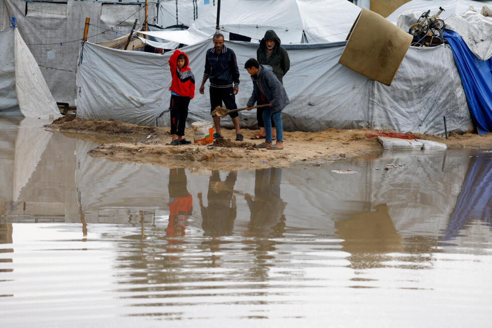 Des Palestiniens déplacés dans un campement inondé par une journée pluvieuse à Nuseirat, dans le centre de la bande de Gaza, le 12 décembre 2025