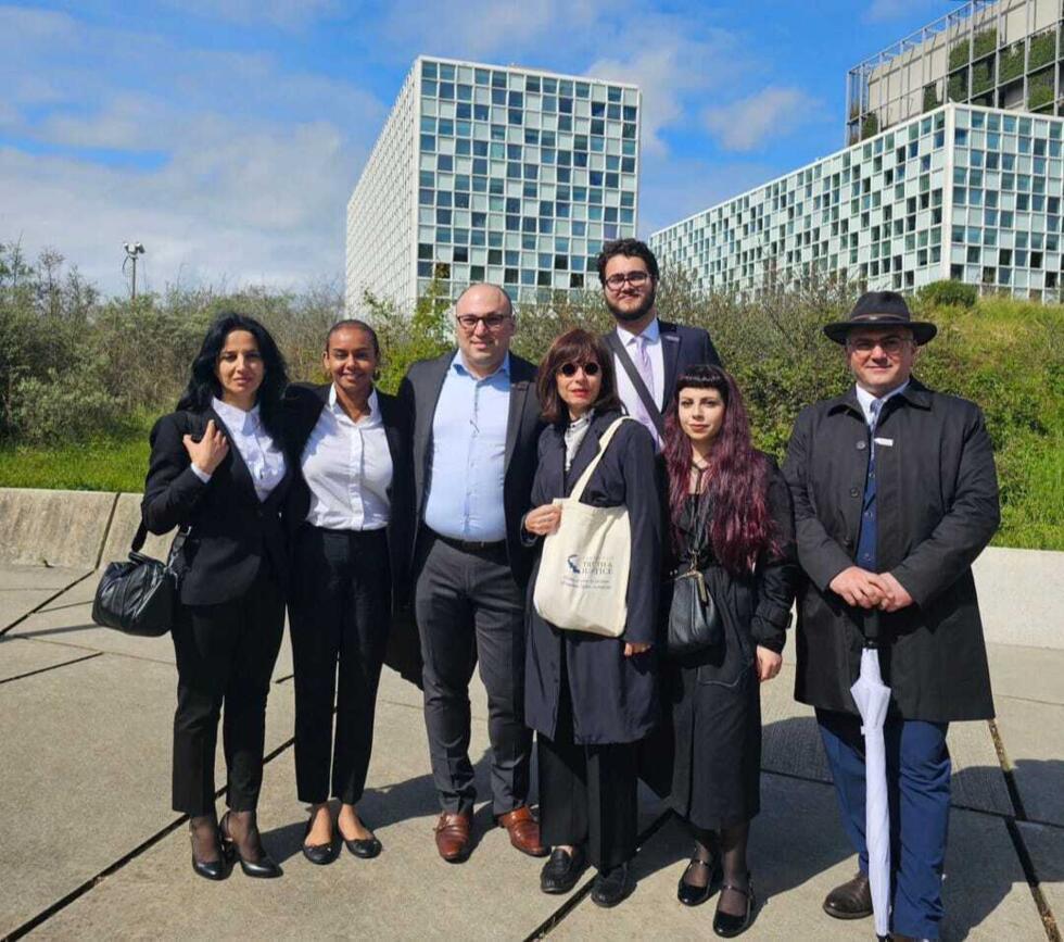 Lala Abgaryan (extremo izquierdo), hermana de Gayane Abgaryan, en la Corte Penal internacional (La Haya) con miembros de Center of Truth and Justice.