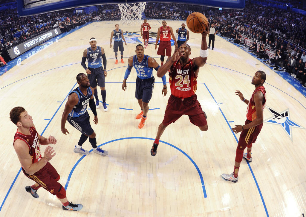 Kobe Bryant à l'assaut du panier lors du match des All Star Game de la NBA à Orlando, en Floride, le 26 février 2012.