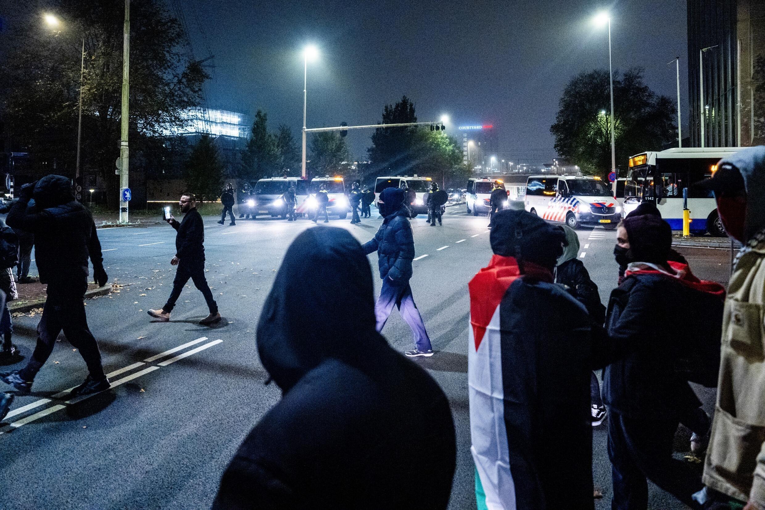 Des supporters avec des drapeaux palestiniens lors des violences en marge du match de Ligue Europa entre l'Ajax Amsterdam et le Maccabi Tel-Aviv, le 7 novembre 2024, à Amsterdam, aux Pays-Bas