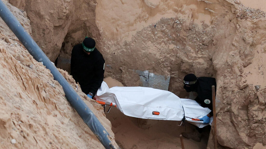 الجيش الإسرائيلي يعلن أن الجثث الثلاث التي تسلّمها من غزة الجمعة ليست لرهائن