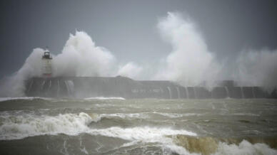 Las olas rompen sobre el rompeolas y el faro del puerto de Newhaven, cuando la tormenta Eunice golpea Newhaven, en la costa sur de Inglaterra, 18 de febrero, 2022.