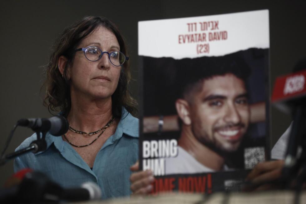 La madre del rehén secuestrado Evyatar David, Galya David (izq.), participa en una rueda de prensa para los rehenes israelíes tomados por Hamás en el ataque del 7 de octubre, organizada por la Comunidad Greco-Israelí en Atenas, Grecia, el 6 de noviembre de 2023.