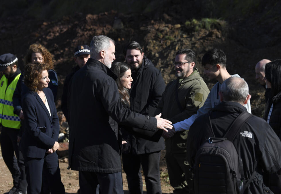 Le roi Felipe VI et la reine Letizia d'Espagne, suivis de la vice-première ministre espagnole Maria Jesus Montero, à Adamuz, en Espagne, le 20 janvier 2026.