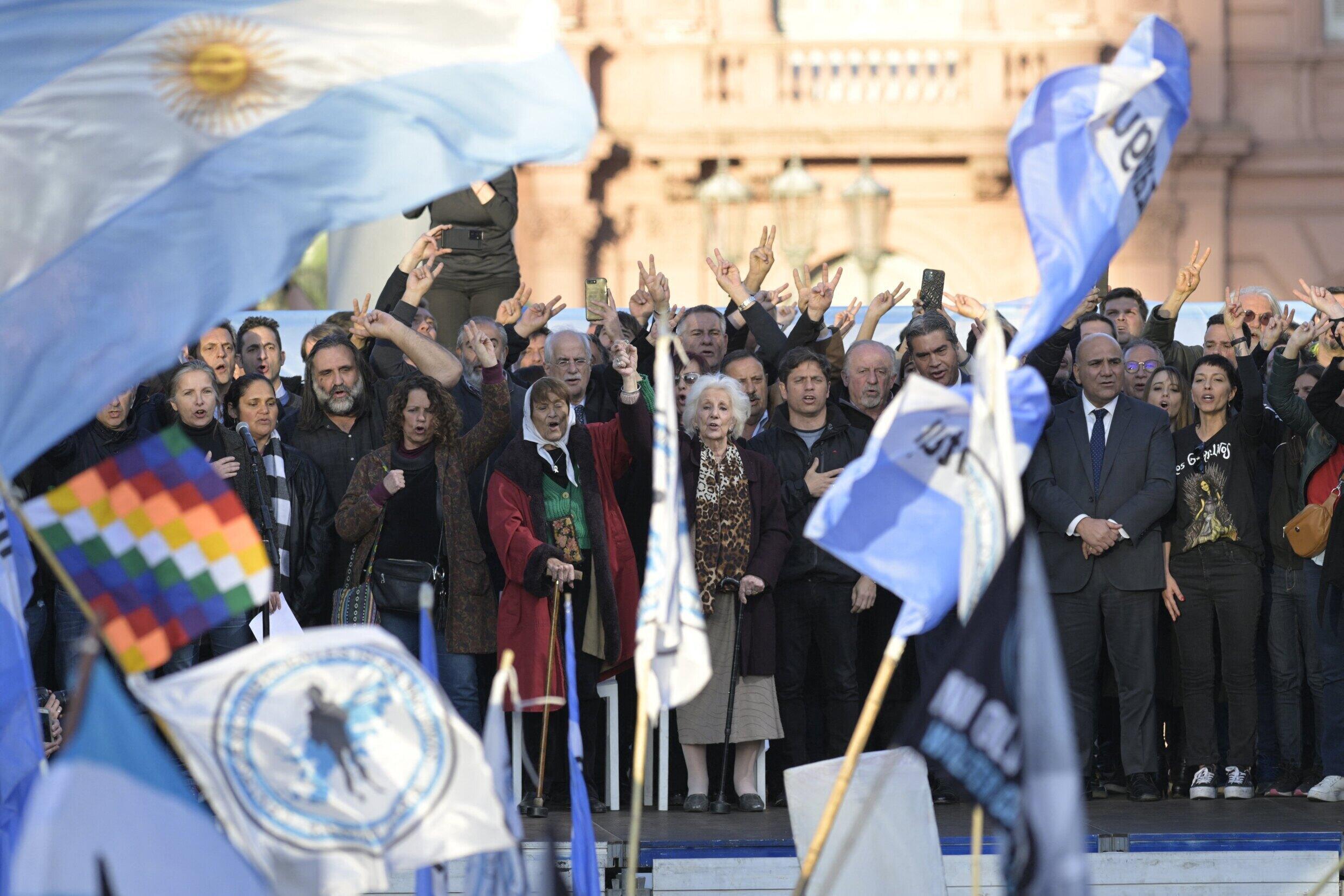 El gobernador de Buenos Aires, Axel Kicillof (d), la líder de Madres de Plaza de Mayo, Estela de Carlotto (c), y la integrante de Madres de Plaza de Mayo, Taty Almeida (i), gesticulan durante una concentración de apoyo a la vicepresidenta argentina, Cristina Fernández de Kirchner, en la Plaza de Mayo el 2 de septiembre de 2022.