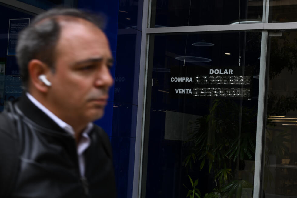Une banque affiche les taux de change du dollar, le 8 septembre 2025 en Argentine.
