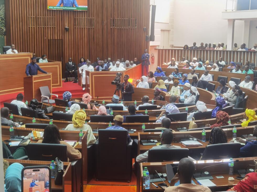Ousmane Sonko lors de la séance de questions d'actualité à l'Assemblée nationale à Dakar, le 28 novembre 2025