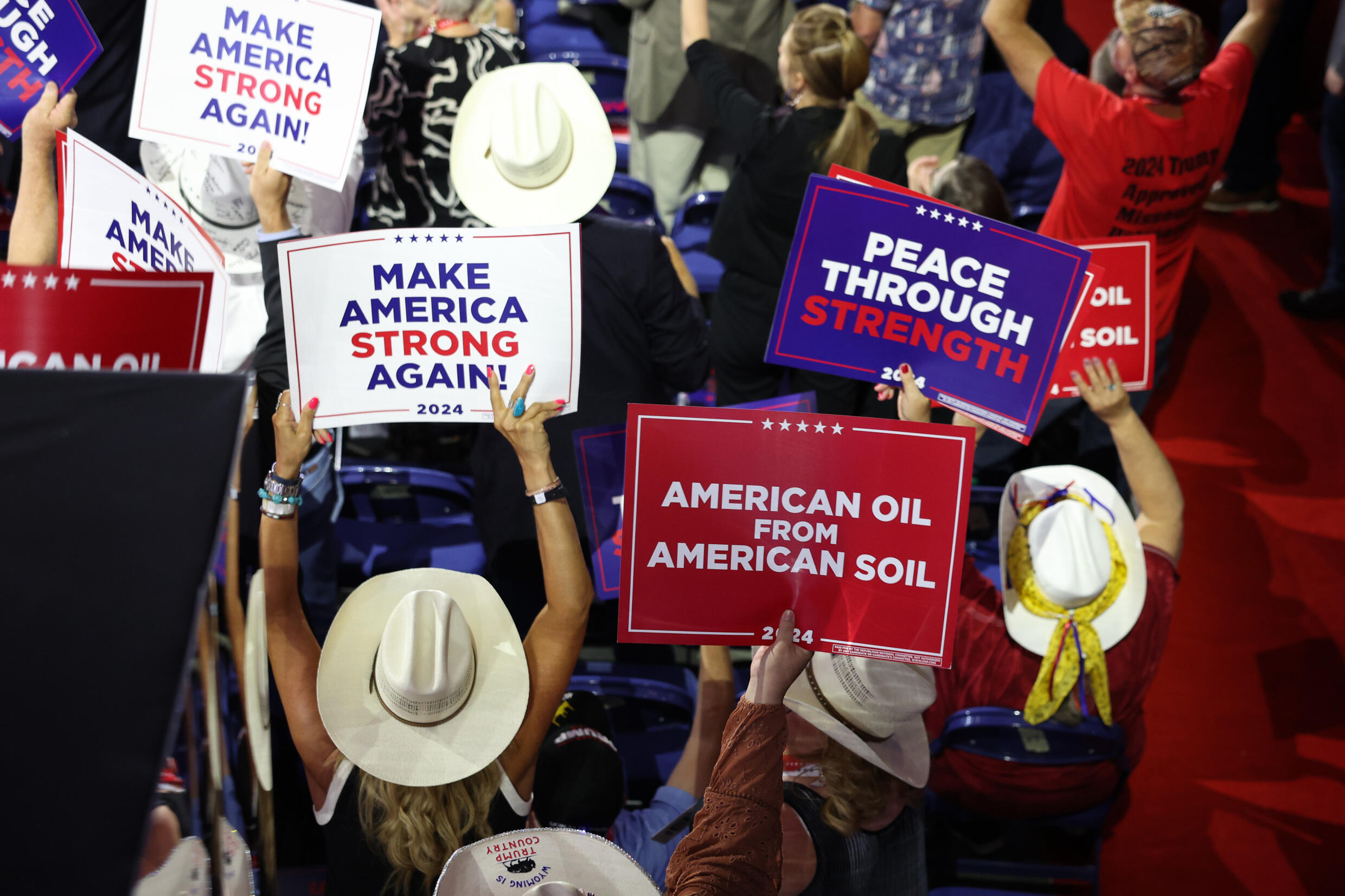 Des militants républicains brandissent des pancartes sur lesquelles on peut notamment lire "du pétrole américain extrait du sol américain", lors de la convention républicaine à Milwaukee, le 17 juin 2024