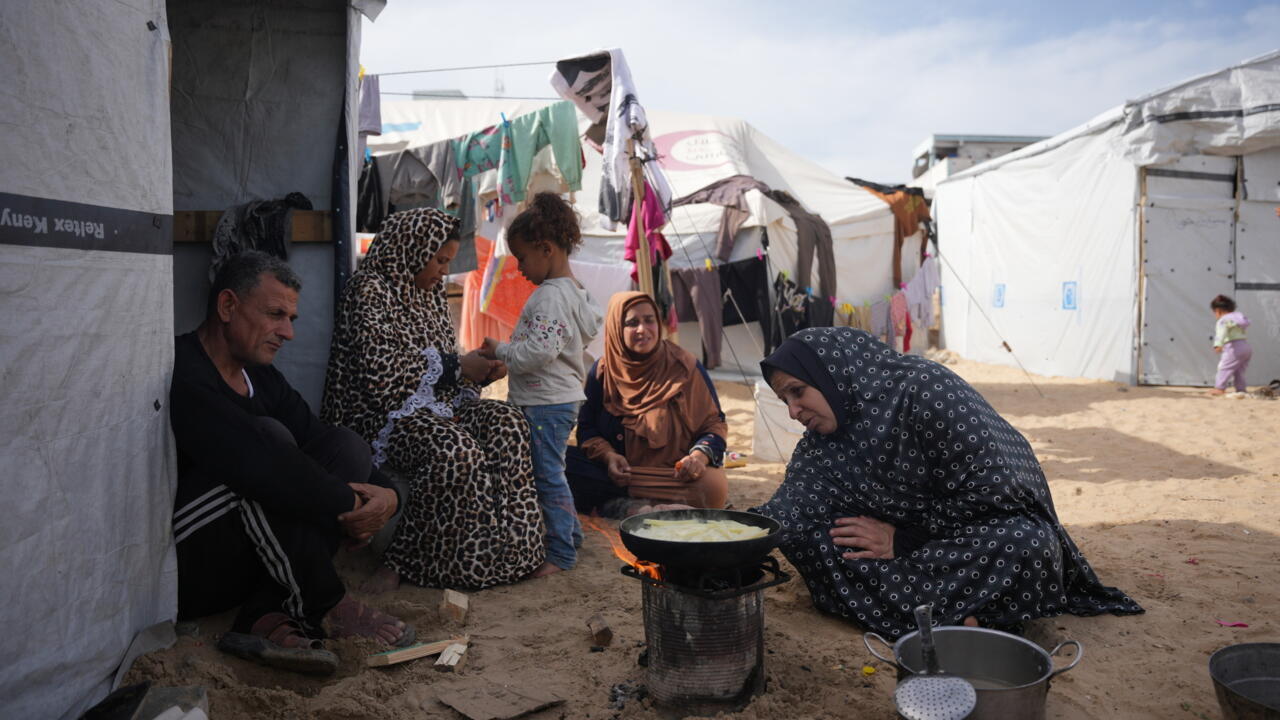 "الحياة في الخيام ليست بحياة"...رحلة سكان غزة الشاقة في البحث عن بيت يأويهم وغذاء يطعمهم