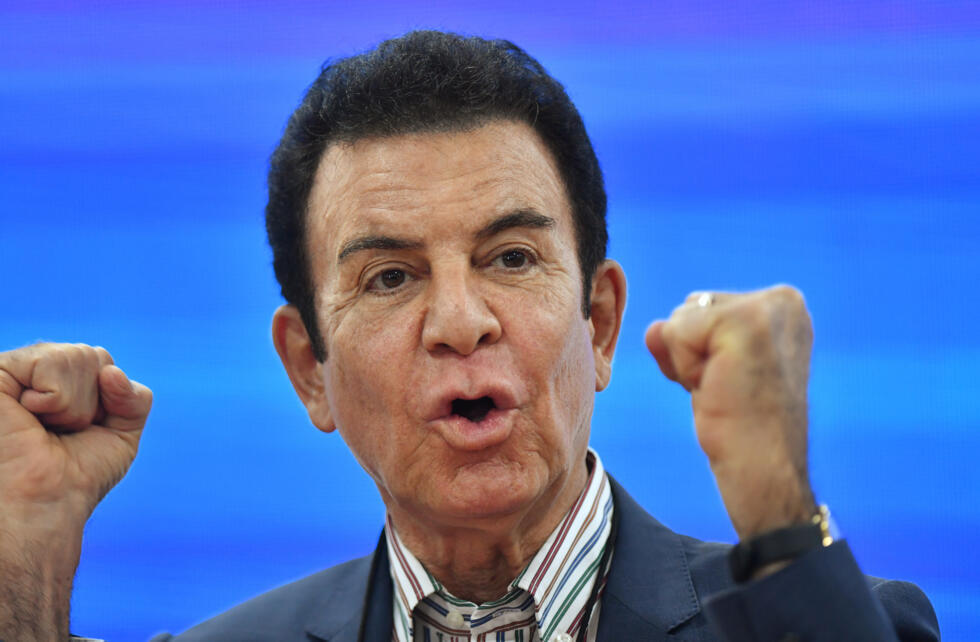 El candidato presidencial hondureño por el opositor Partido Liberal, Salvador Nasralla, habla durante una rueda de prensa en la sede de su partido en Tegucigalpa el 24 de noviembre de 2025