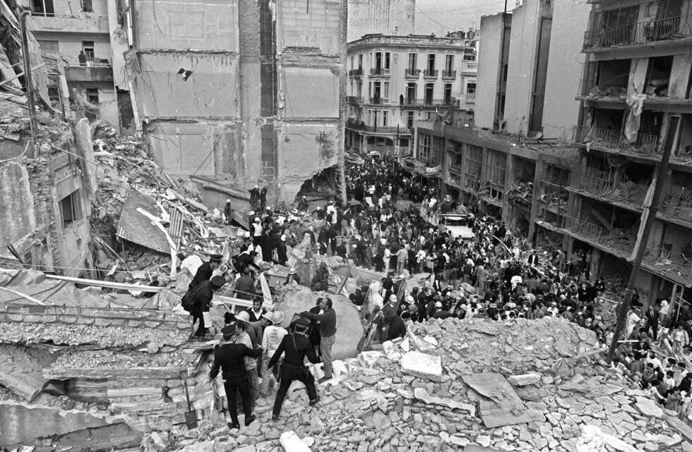 Des pompiers et des policiers recherchent des blessés après l'explosion d'une bombe à la mutuelle juive Amia à Buenos Aires, le 18 juillet 1994 en Argentine