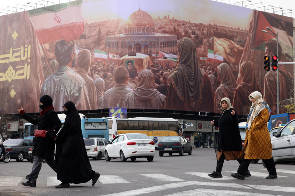 Affiche géante représentant le cercueil de l'ancien chef du Hezbollah Hassan Nasrallah, à Téhéran le 23 février 2025