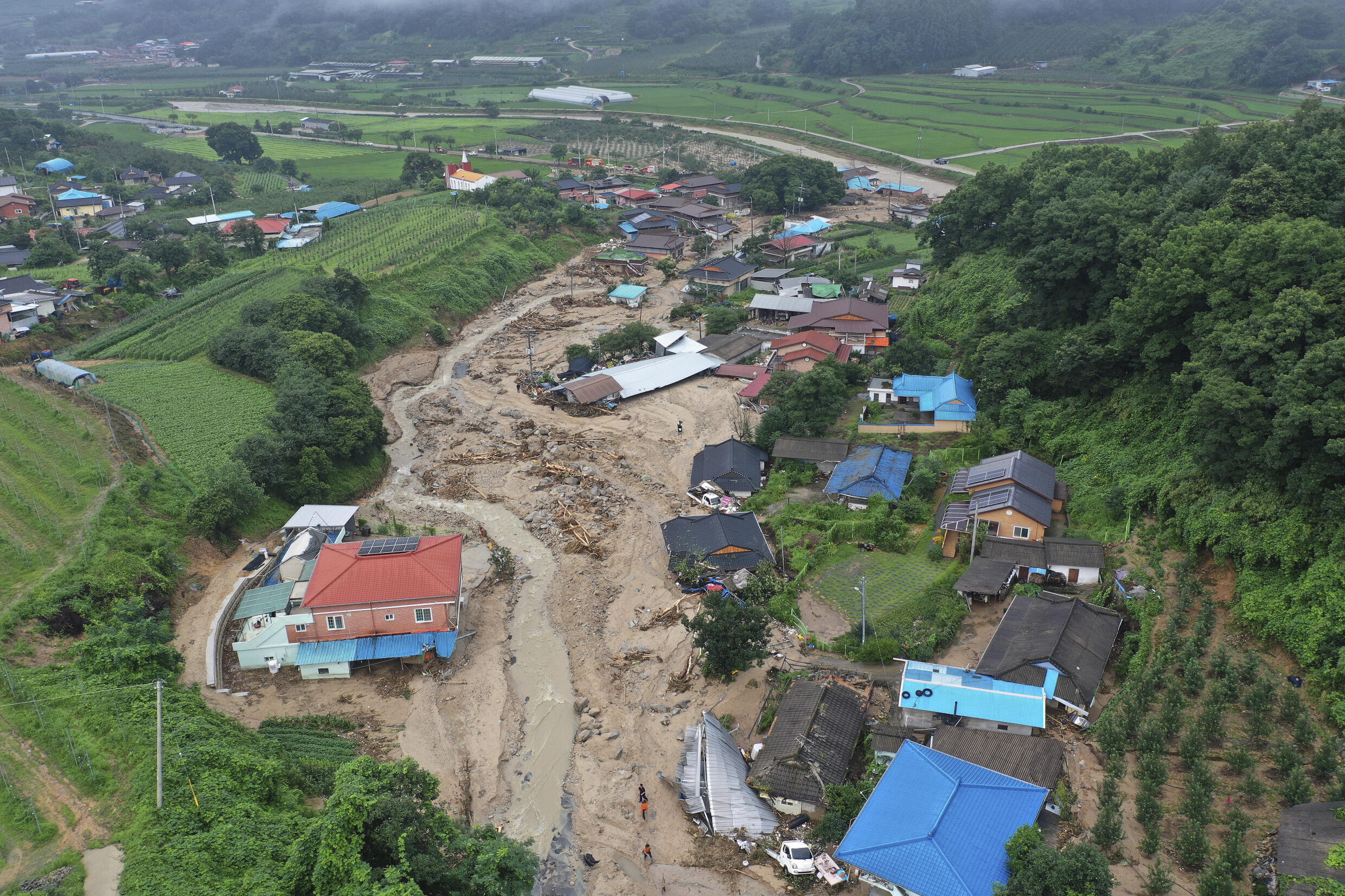 Casas derrumbadas por un deslizamiento de tierra causado por las fuertes lluvias en Yecheon, Corea del Sur, domingo 16 de julio de 2023.