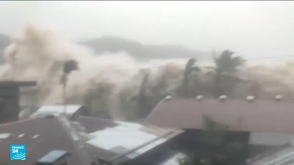 الفلبين.. رياح الإعصار فونغ وونغ العاتية تجبر أكثر من مليون شخص على إجلاء مناطقهم