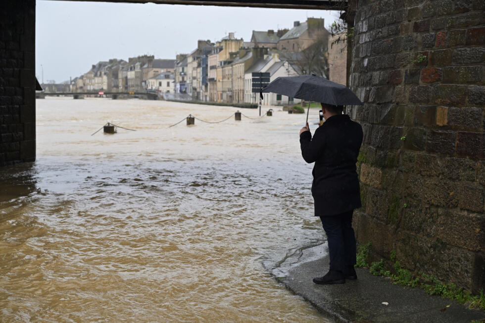 Un homme prend une photo du débordement de la Vilaine à Redon, le 29 janvier 2025.