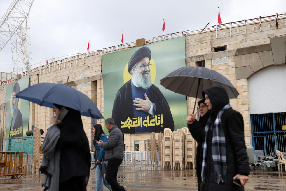 Portrait géant de Hassan Nasrallah devant la Cité sportive de Beyrouth où doivent avoir lieu les funérailles de Hassan Nasrallah, le 22 février 2025
