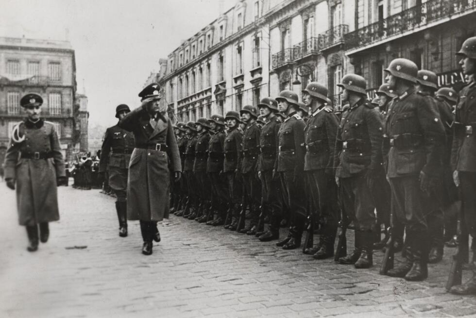 Revue des troupes, place Pey-Berland à Bordeaux, [1940-1944].