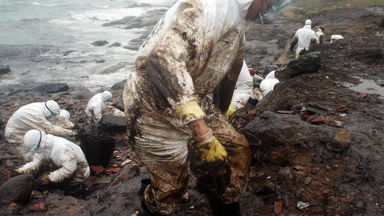 "Oil everywhere" 20 years ago, the "Prestige" oil spill soiled the