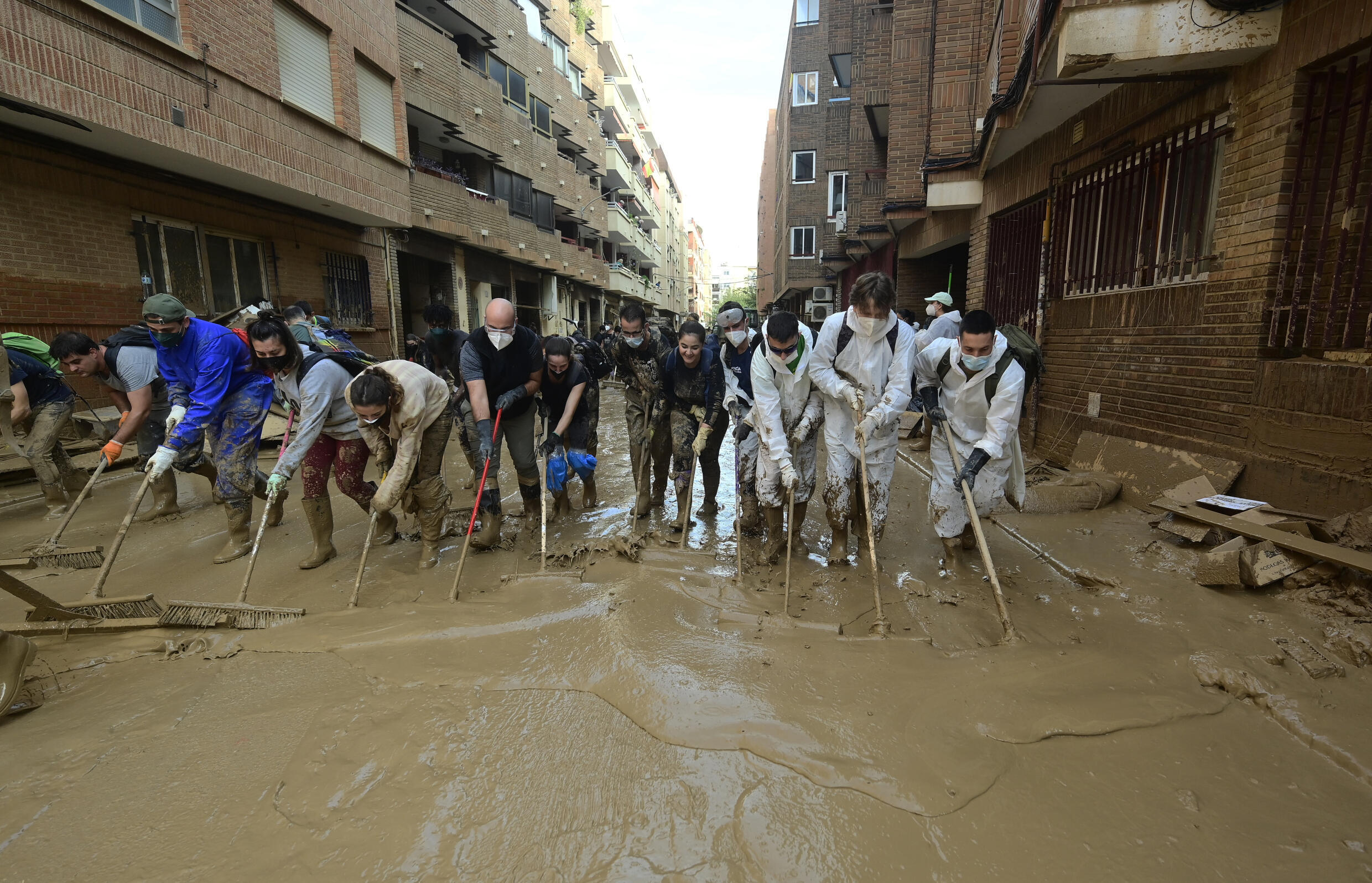 Les habitants évacuent la boue des rues de Massanassa, dans la région de Valence, le 8 novembre 2024