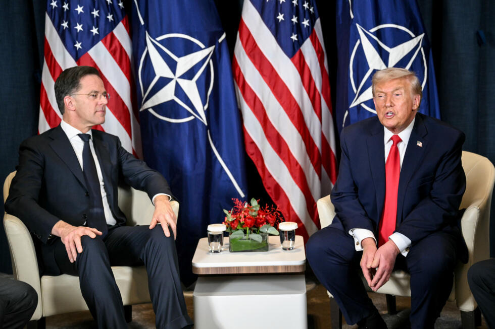 Le président américain Donald Trump (d) et le secrétaire général de l'Otan, Mark Rutte, lors d'une rencontre en marge du Forum économique mondial (WEF) à Davos, le 21 janvier 2026 en Suisse.