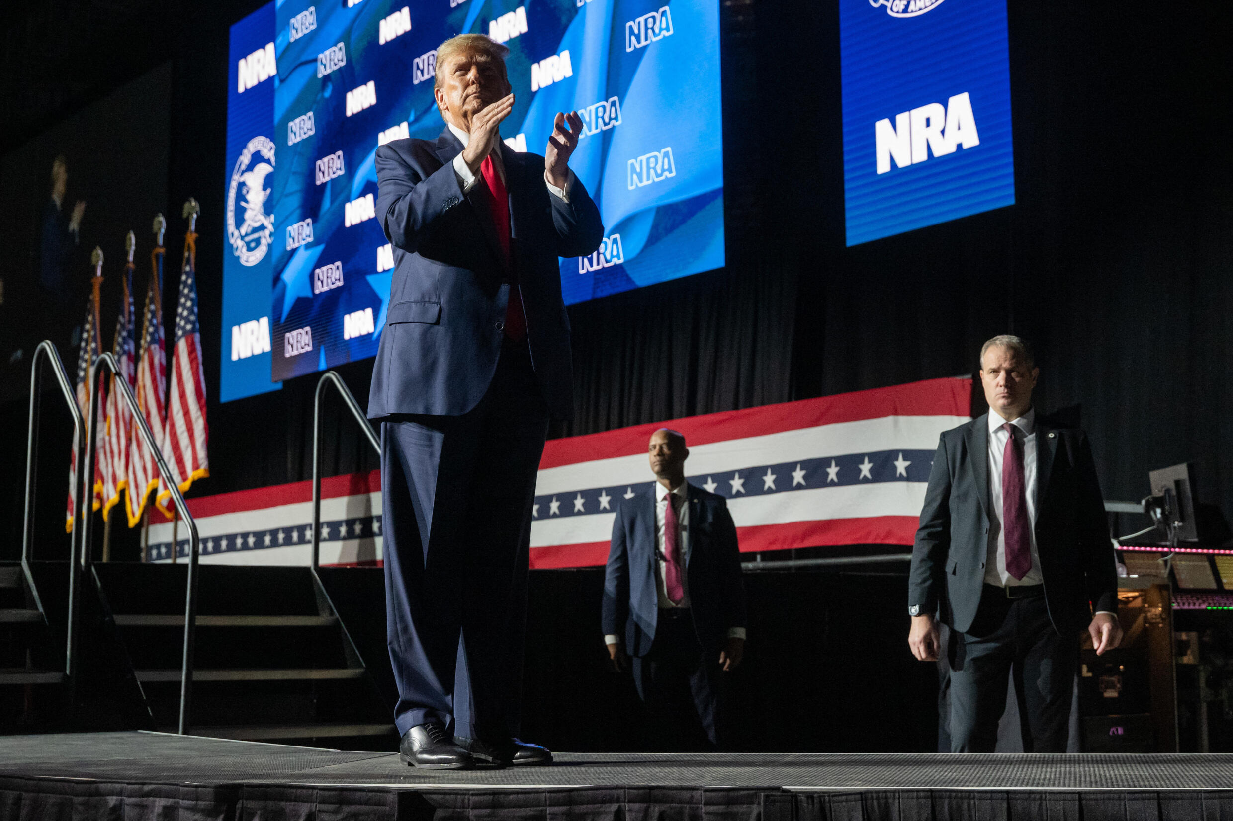 El candidato presidencial republicano de Estados Unidos y expresidente Donald Trump se marcha después de hablar en el foro presidencial de la Asociación Nacional del Rifle en el Great American Outdoor Show el 9 de febrero de 2024 en Harrisburg, Pennsylvania. Trump aprovechó la oportunidad para enfatizar su apoyo al derecho a portar armas.