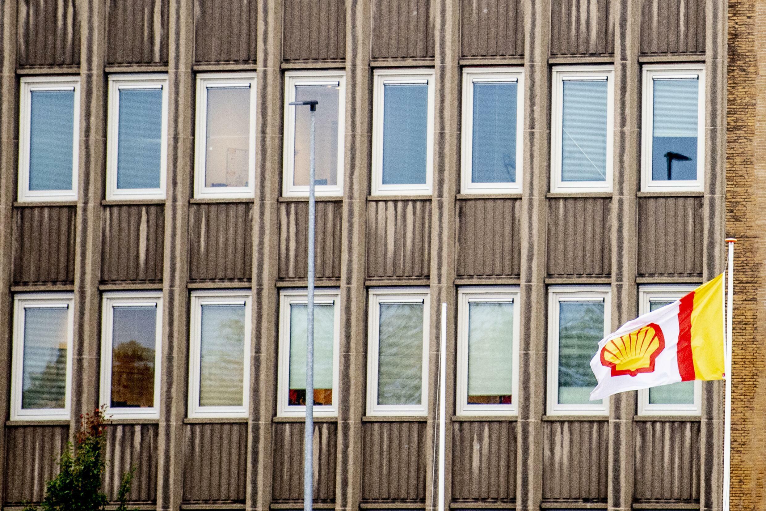 Een pand bij de Shell Groep raffinaderij aan de rand van Rotterdam op 15 november 2021