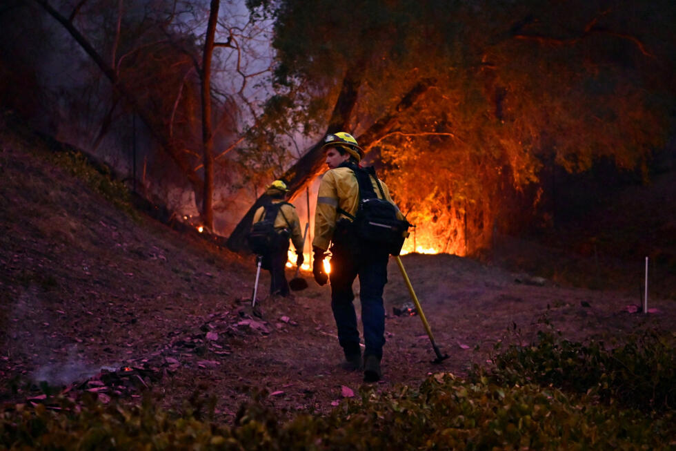 Des pompiers à Los Angeles, le 11 janvier 2025.