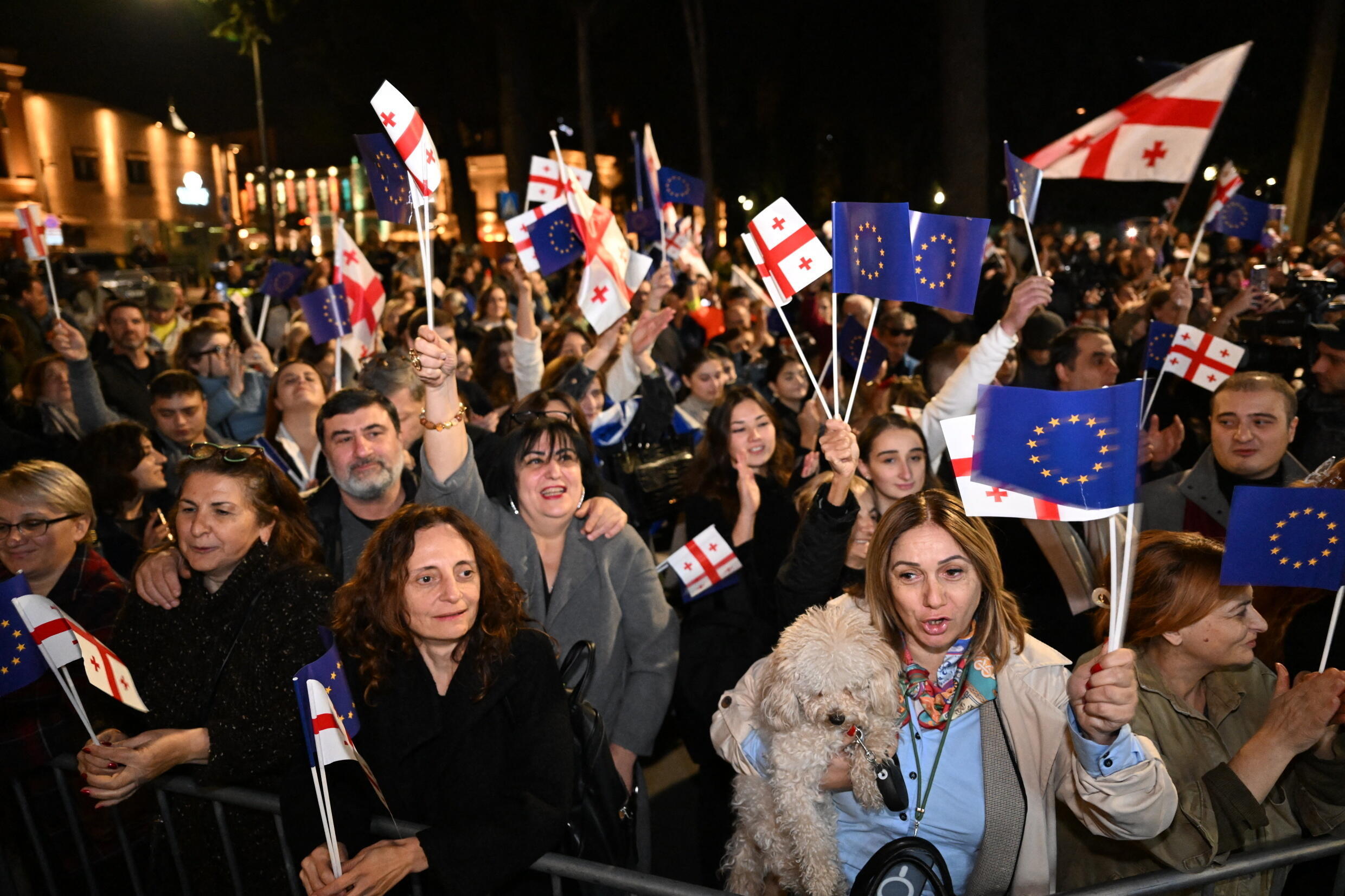 Des Géorgiens brandissent les drapeaux de l'UE et de la Géorgie lors d'un rassemblement à Tbilissi, le 8 novembre 2023 pour exprimer leur soutien à l'adhésion de leur pays à l'UE, après que Bruxelles a décidé d'accorder au pays le statut de candidat.