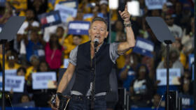 Bruce Springsteen treedt op tijdens een campagne-evenement voor de Democratische presidentskandidaat Kamala Harris in het James R Hallford Stadium in Clarkston, Georgia, op 24 en 20 oktober