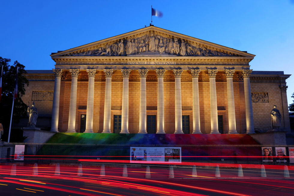 Una bandera francesa ondea en la Asamblea Nacional antes de la moción de confianza que el primer ministro francés, François Bayrou, solicita sobre el presupuesto, en París, Francia, el 6 de septiembre de 2025.