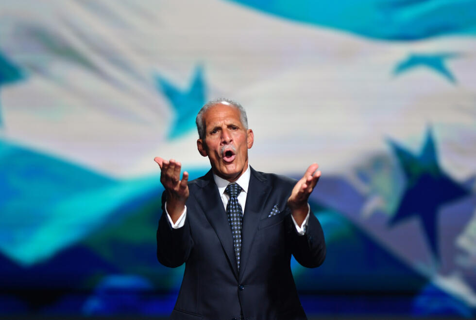 El candidato presidencial hondureño y empresario Nasry Asfura, del Partido Nacional, pronuncia un discurso mientras presenta su plan de gobierno en Tegucigalpa el 11 de noviembre de 2025