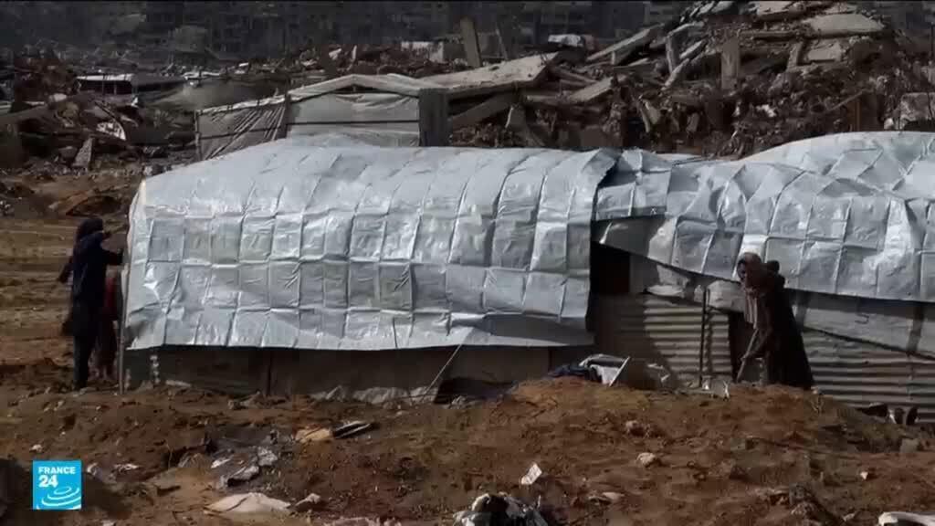 الأمطار الغزيرة تفاقم معاناة نازحين بقطاع غزة يعيشون في خيام