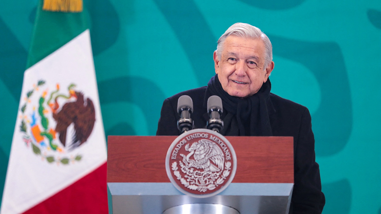 El presidente de México, Andrés Manuel López Obrador, habla durante una conferencia de prensa en la que mencionó que no quiere entregar la presidencia rotativa de la Alianza del Pacífico, un bloque comercial regional, a Perú porque lo considera un "gobierno espurio", en Hermosillo, México, 17 de febrero de 2023.