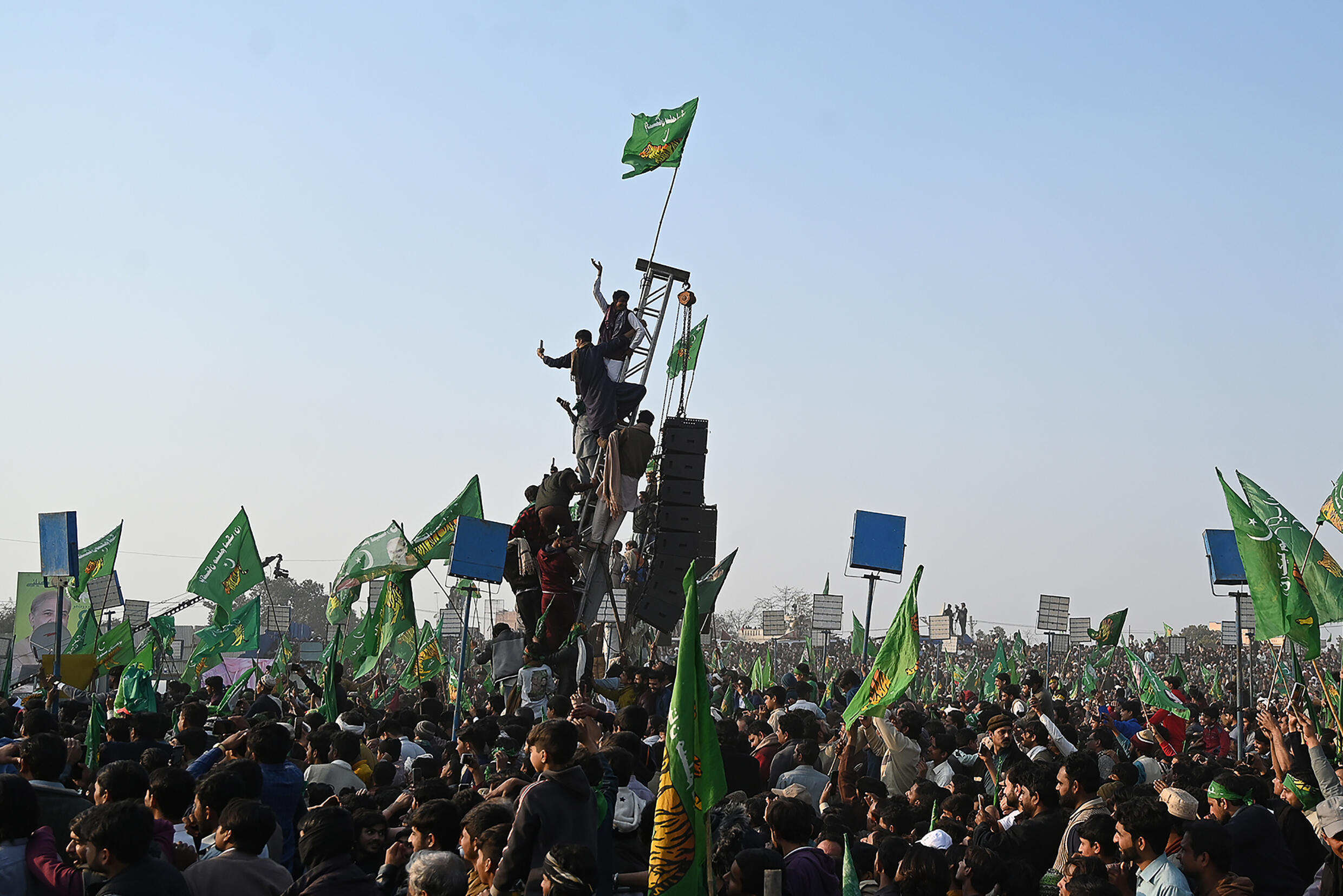 Les partisans de l'ancien Premier ministre Nawaz Sharif lors d'un rassemblement de la campagne électorale à Kasur, dans la province du Pendjab, le 6 février 2024, avant les élections nationales au Pakistan