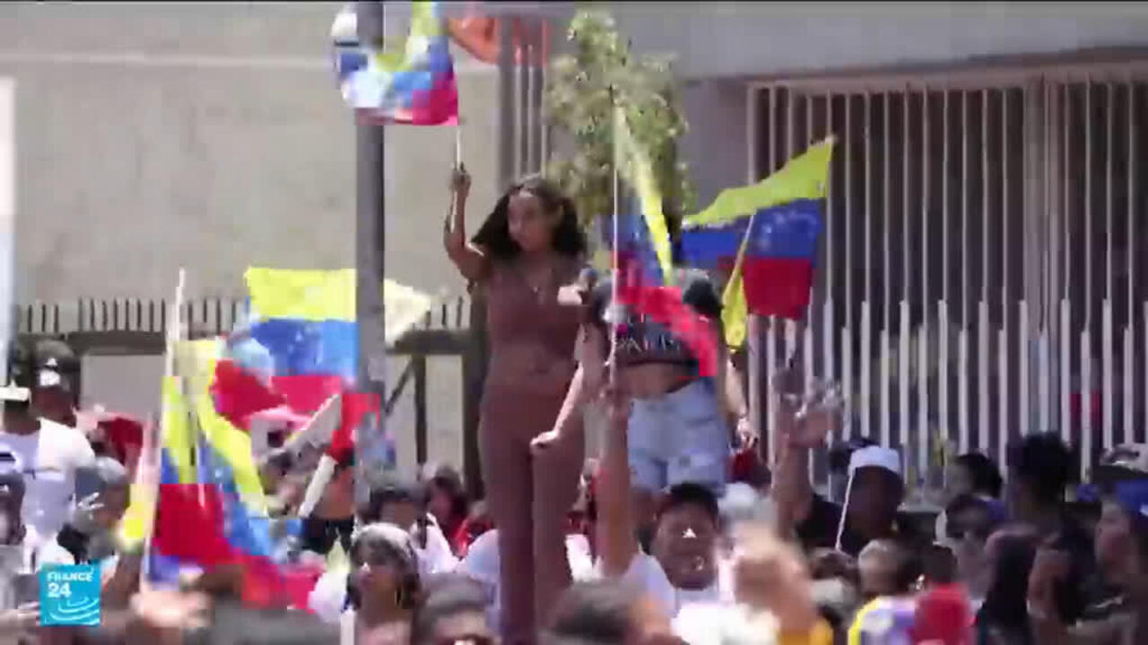 ردود فعل الجالية الفنزويلية في دول عدة تنقسم بين الاحتفال بالقبض على مادورو والتظاهر استنكارا